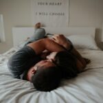 Sådan kan sexdating tilfredsstille dit behov for fysisk kontakt Par ligger på seng